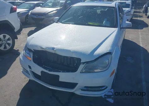 2013 Mercedes-Benz C 300 Luxury 4Matic z USA, uszkodzony, nr VIN WDDGF8AB1DF973716